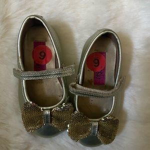 Little Girls gold dress shoe